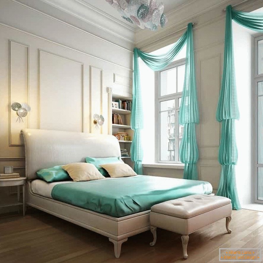 Bela notranjost klasične spalnice se lahko razredči z barvnim posteljnim perilom in zavesami