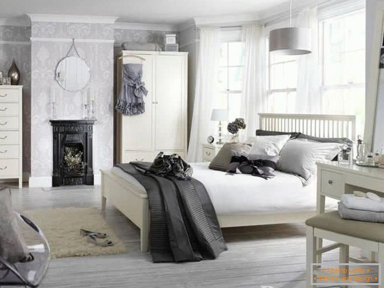 Bela spalnica polna dodatkov v klasičnem slogu