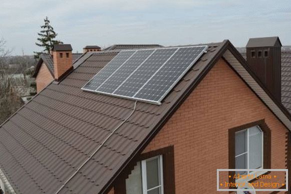 Zasnova zasebne hiše s solarnimi ploščami