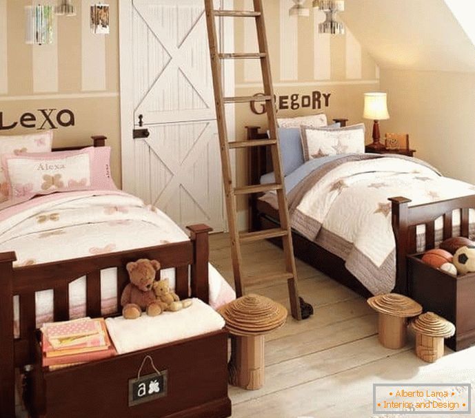 Otroci delijo lestev med posteljami za različne otroke