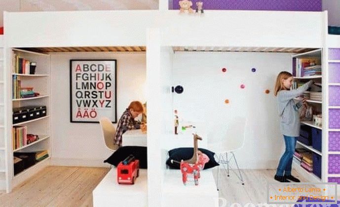 Otroška soba za otroke različnih spolov, razdeljena na dva prostora