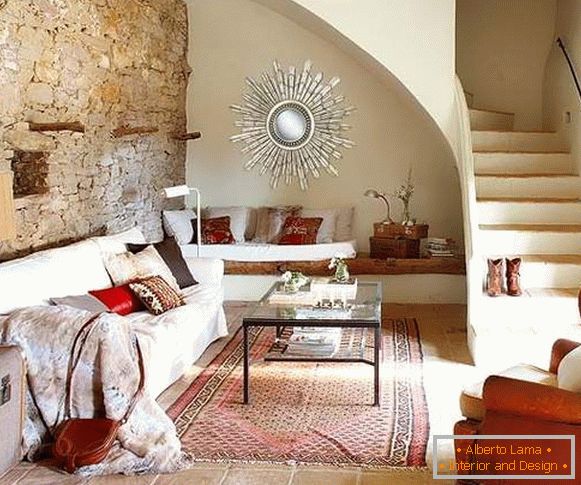 Eleganten dizajn dnevne sobe s stopniščem v zasebni hiši