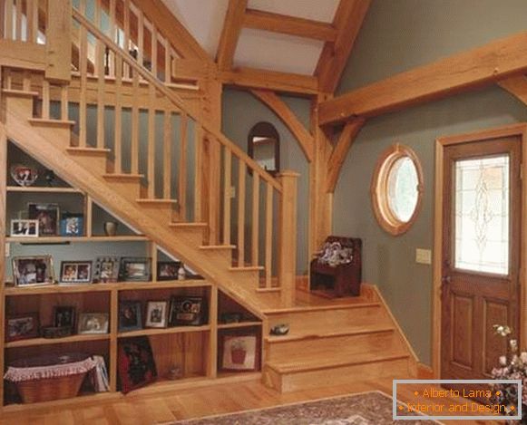 Stopnišče lesa v drugem nadstropju v zasnovi dnevne sobe zasebne hiše