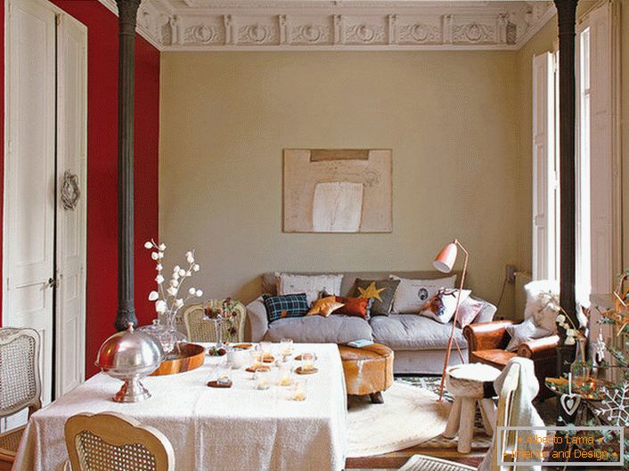 Elegantna dnevna soba v slogu eklekticizma, okrašena z ljubekimi blazinami. Za novoletno dekoracijo sobe je lastnik hiše izbral zanimivo smreko z elegantnimi okraski.