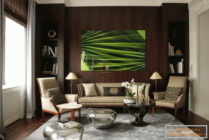 Kontrast temno rjave stene za kavčem in tla z lahkim stropom in stenami v najboljših tradicijah eklektike.