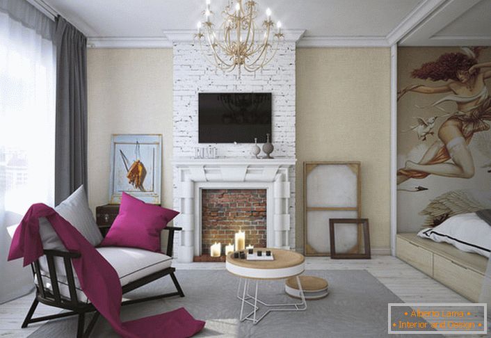 Pohištvo v dnevni sobi svetlih in temnih barv je drugačno po svojem slogu, vendar se zahvaljujoč belim blazinam popolnoma prilega celotnemu konceptu eklektičnega sloga.