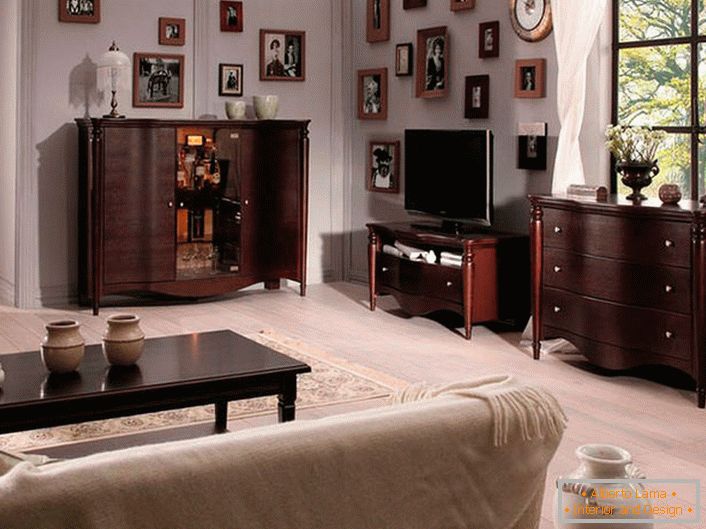 Pohištvo za sobo za goste v slogu Wenge. Kontrastna barva se odlikuje z ozadjem lahkega konca.