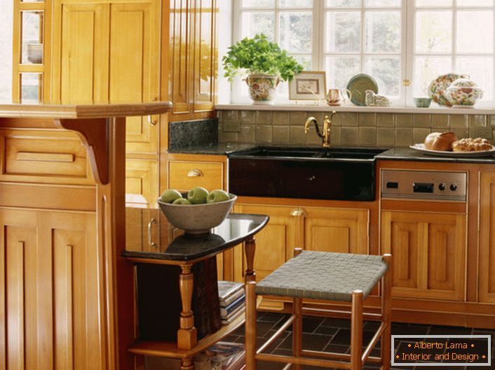Za kvadratne kuhinje je najbolje, da izberete leseni kuhinjski set v obliki črke L.