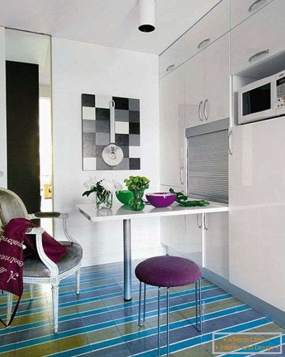Enostavna zasnova majhne kuhinje v sodobnem stanovanju