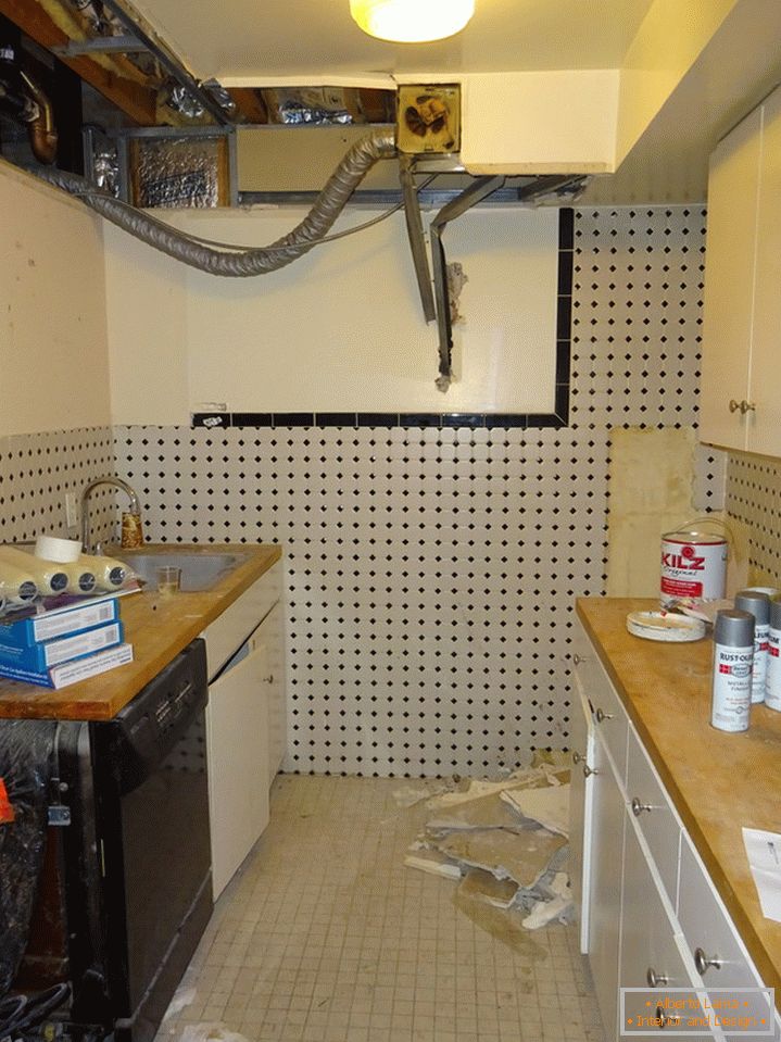 Notranjost majhne kuhinje pred popravilom