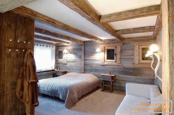 Notranjost spalnice v deželi hiši v slogu koče