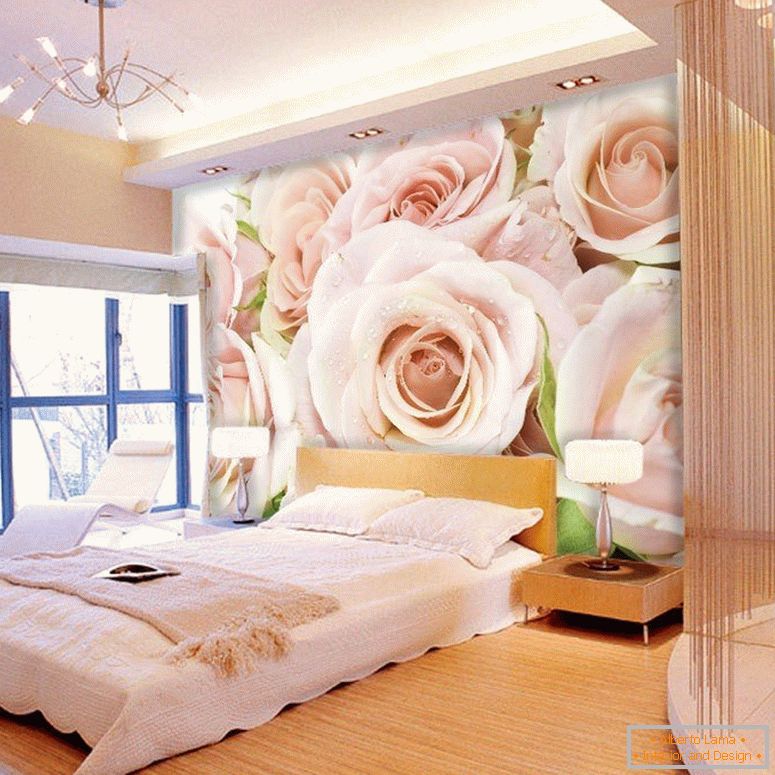 Roses na steni spalnice