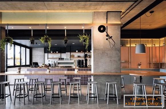 Notranjost cafe bar Blackwood Shramba v modernem slogu loft