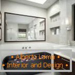 Kombinacija rjave in bele barve v kopalnici