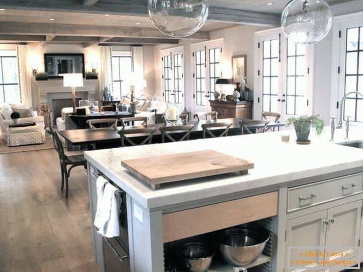 Primer razsvetljave kombinirane kuhinje-jedilnice in dnevne sobe