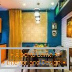 Kombinacija modrih sten in oranžnega pohištva