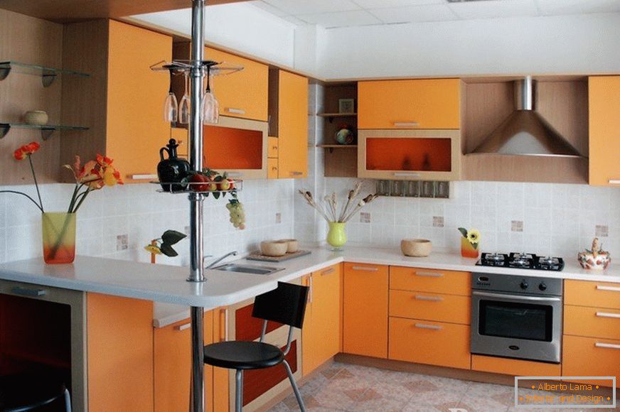 Oranžno pohištvo v kuhinji