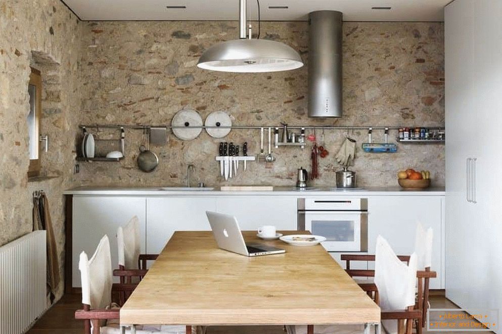 Kuhinja s betonskimi stenami in velika garderoba z jedilnico