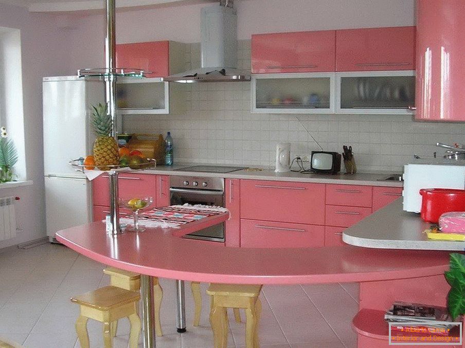 Bela in roza kuhinja