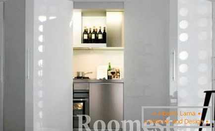 Kuhinja je lahko skrita v omari, primerna je pri kombinaciji dveh con: kuhinje in hodnika