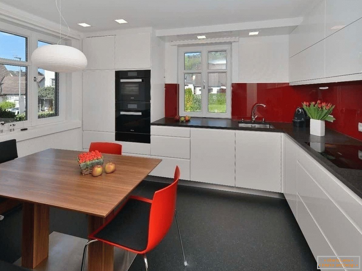 Bela mat stropa bo razširila prostor majhnih kuhinj v visokotehnološkem slogu