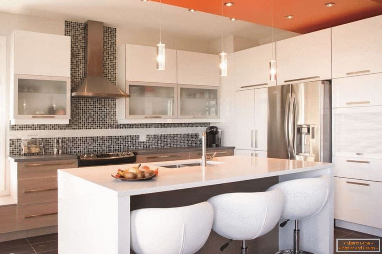 Kombinacija barve na stropu v notranjosti kuhinje v slogu visoke tehnologije