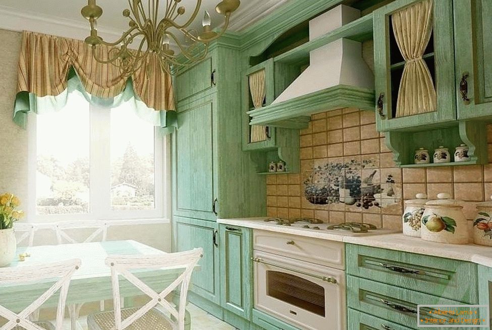 Zeleno pohištvo v kombinaciji s bežnimi zavesami in ploščicami