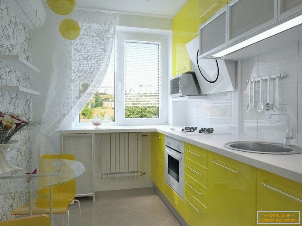 Notranjost kuhinje v beli in rumeni barvi