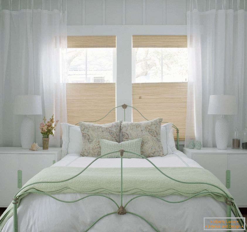 Občutljiva bela spalnica v slogu Provence