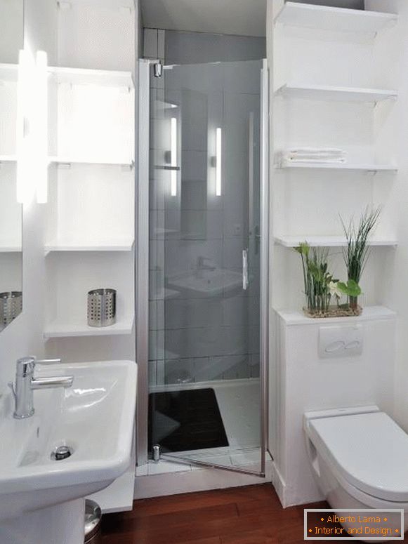 Notranjost kombinirane kopalnice z neobičajno udobno postavitvijo