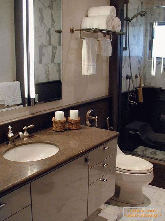 Eleganten dizajn kombinirane kopalnice v klasičnem slogu