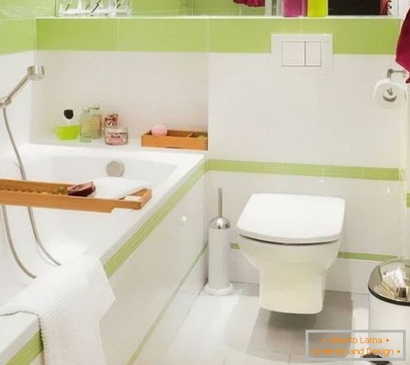 Mala kombinirana kopalnica z belo zelenimi ploščicami