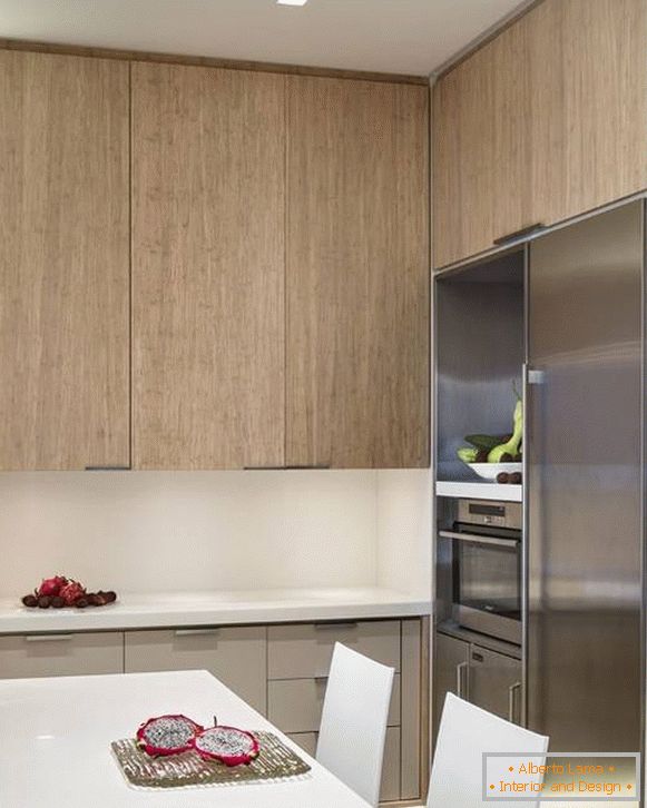 Lep notranjost majhne kuhinje - fotografija s hladilnikom