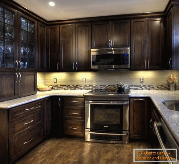 Luksuzne kuhinje 10 m2 - fotografija z lesenim pohištvom po naročilu