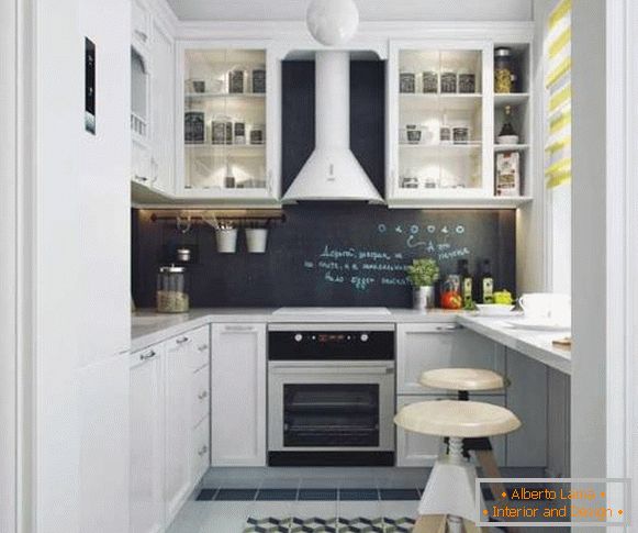Sodoben dizajn majhne kuhinje s 6 kvadratnimi čevlji M z barskim štedilom namesto okenske police