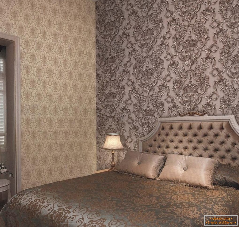 Kombinacija različnih vzorcev na steni v spalnici
