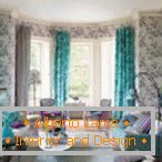Turquoise zavese in kavč v dnevni sobi