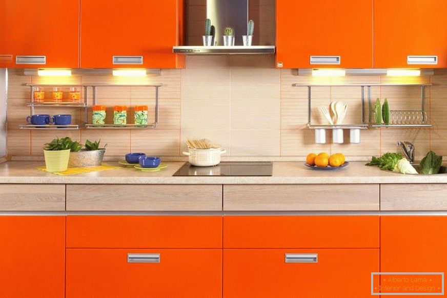 Dekor oranžne kuhinje v apartmaju