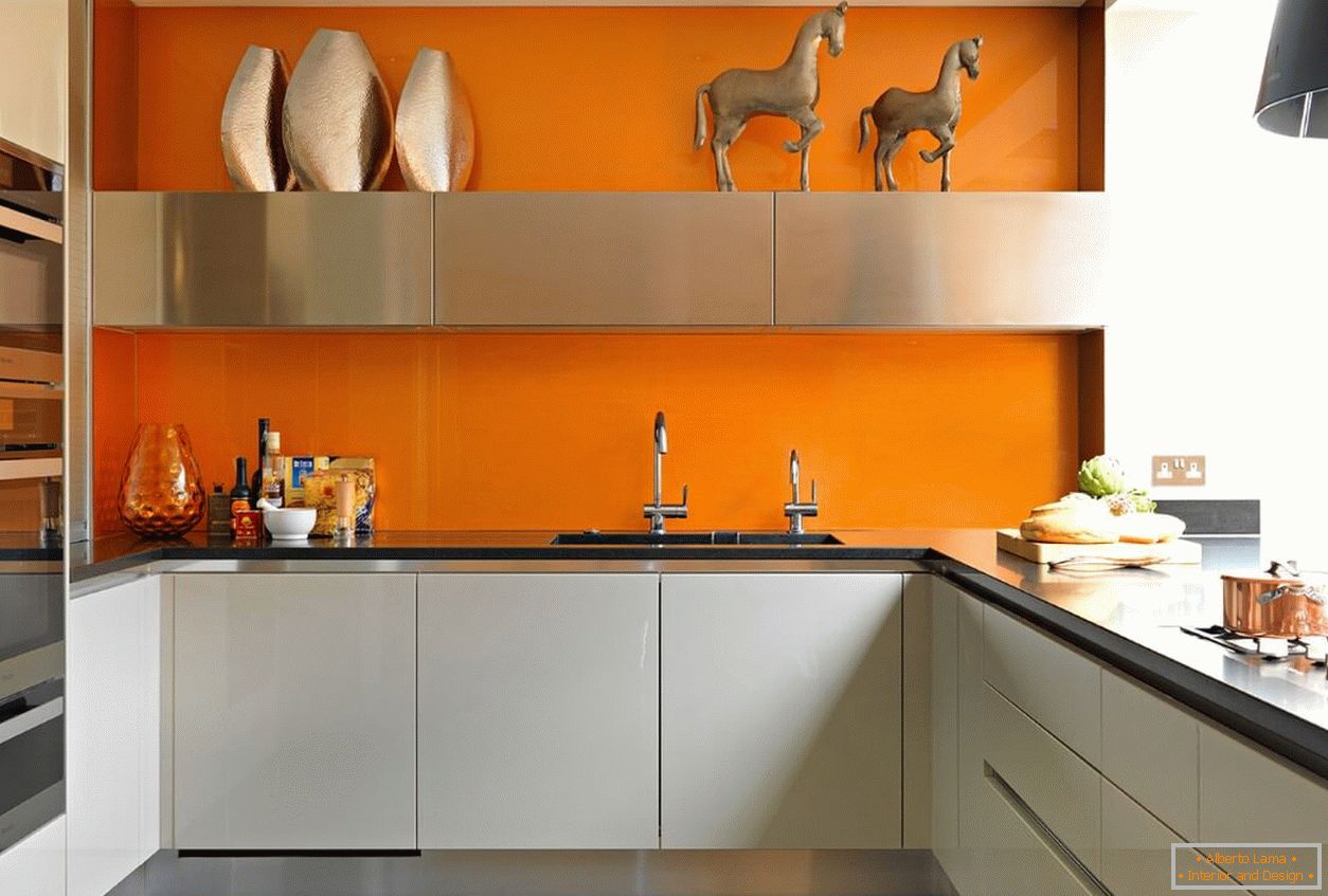 Oranžno predpasnik v kuhinji