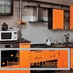 Elegantna kuhinja v črni in oranžni barvi