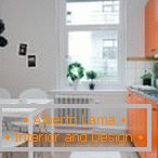 Bela z oranžno v kuhinji