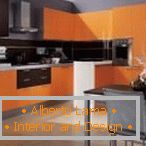 Kombinacija oranžne in sive barve v kuhinji