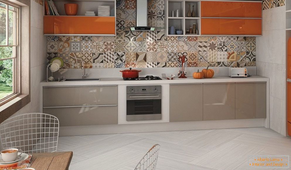 Sivo-oranžno pohištvo v lahki notranjosti kuhinje
