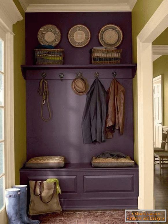 Zasnova majhnega hodnika v zasebni hiši v barvi lila