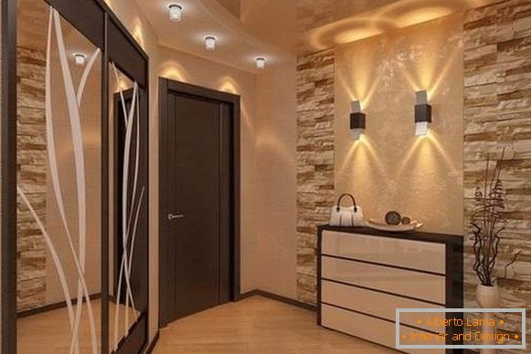 Chic design majhnega hodnika v zasebni hiši v slogu razkošja