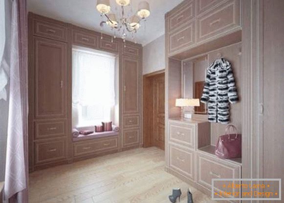 Zasnova velikega hodnika v zasebni hiši z vgrajenimi garderobami