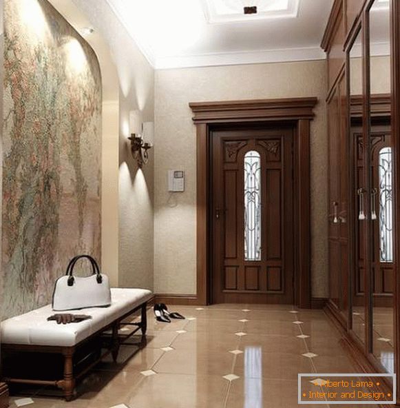 Lepa zasnova hodnika v zasebni hiši v klasičnem slogu