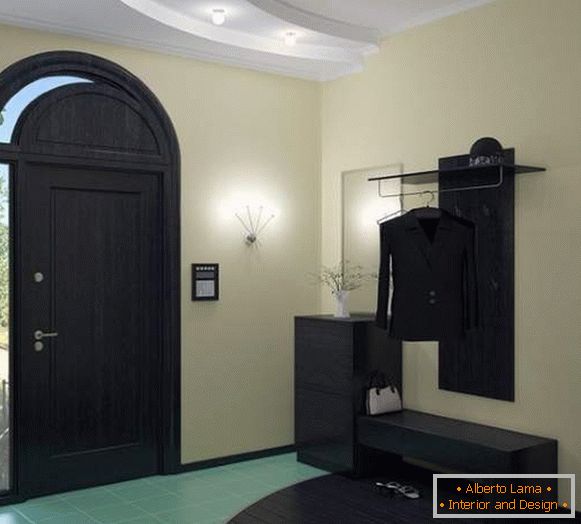 Črno pohištvo v sodobnem hodniku v zasebni hiši