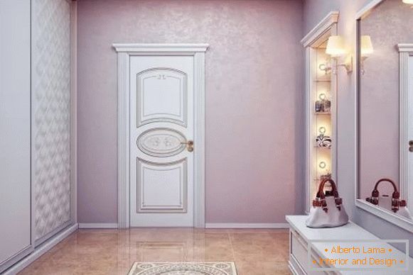 Zasnova velikega hodnika v zasebni hiši z belo vgrajeno garderobo