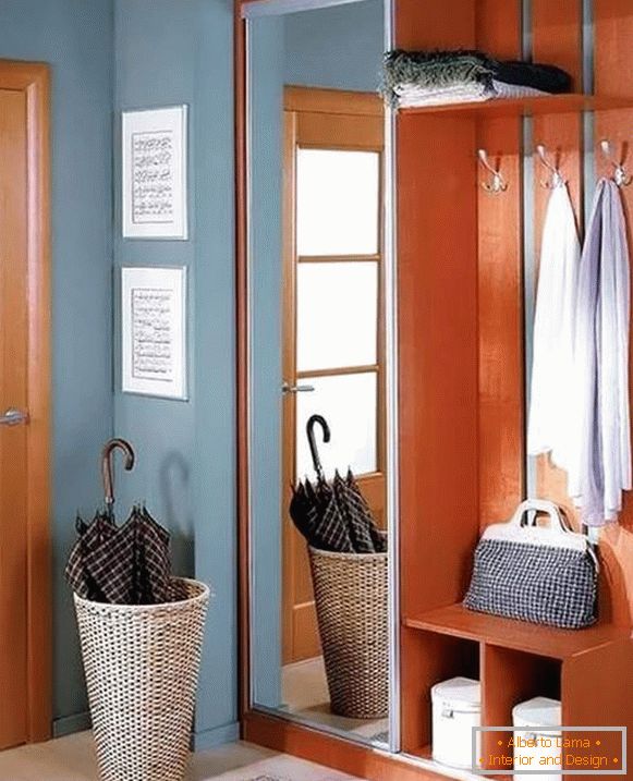 Zasnova majhnega hodnika v zasebni hiši z garderobo